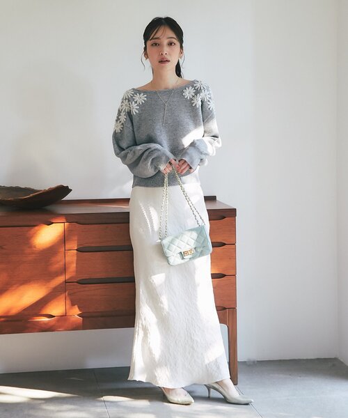 La boutique BonBon（ラブティックボンボン）の「【今すぐお届け！最強愛されニット】お花刺繍クロップドニット（ニット/セーター・レディース・グレー/オフホワイト/サックスブルー/ブラック・FREE）」の20枚目の写真