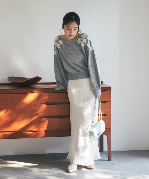 La boutique BonBon（ラブティックボンボン）の「【今すぐお届け！最強愛されニット】お花刺繍クロップドニット（ニット/セーター・レディース・グレー/オフホワイト/サックスブルー/ブラック・FREE）」の21枚目の写真