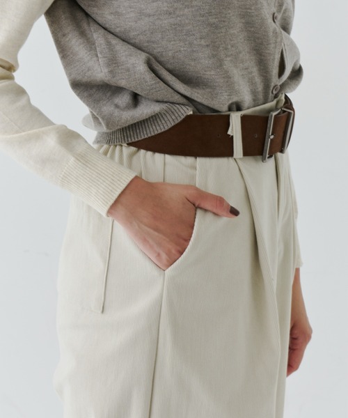 NUJOH（ヌゾ）の「Corduroy Bermuda Pants with Belt / ベルト付きコーデュロイバミューダパンツ（その他パンツ・レディース・ベージュ/ネイビー/ブラウン・SMALL/MEDIUM）」の16枚目の写真