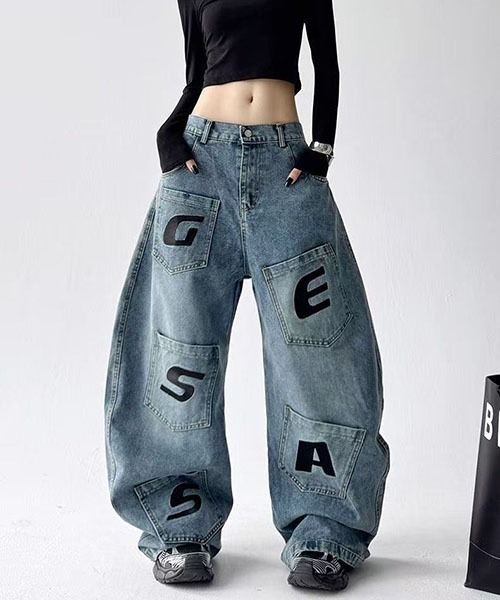 gossip!ロサンゼルス(ゴシップロサンゼルス)の「アルファベットパッチ マルチポケット ワイドバギーデニムパンツ レディース ハイウエスト Y2K ストリート系 デニム(デニムパンツ・レディース・ブルー・M/L)」の15枚目の写真