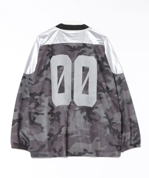 a.p.o.v.（エーピーオービー）の「a.p.o.v. カモフラ柄メッシュショルダーパッチナンバリングオーバーサイズゲームシャツ（Tシャツ/カットソー・メンズ・カーキ/グレー/ベージュ・ONESIZE）」の4枚目の写真
