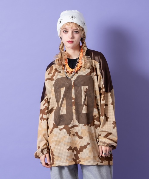 a.p.o.v.（エーピーオービー）の「a.p.o.v. カモフラ柄メッシュショルダーパッチナンバリングオーバーサイズゲームシャツ（Tシャツ/カットソー・メンズ・カーキ/グレー/ベージュ・ONESIZE）」の8枚目の写真