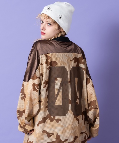 a.p.o.v.（エーピーオービー）の「a.p.o.v. カモフラ柄メッシュショルダーパッチナンバリングオーバーサイズゲームシャツ（Tシャツ/カットソー・メンズ・カーキ/グレー/ベージュ・ONESIZE）」の7枚目の写真
