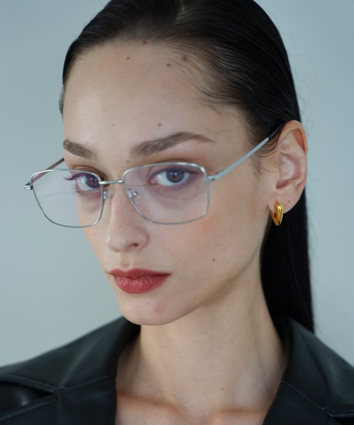 NUEF （ヌエフ）の「スクエア型｜クリアレンズ｜メタルフレーム｜紫外線対策｜UVカット｜眼鏡｜NUEF｜クラシック（メガネ・レディース・ゴールド/シルバー・FREE）」の4枚目の写真