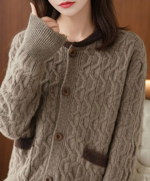 cammie(キャミー)の「配色ケーブル網ニットカーディガン(カーディガン/ボレロ・レディース・ブラウン/ベージュ/グレイッシュベージュ・F)」の3枚目の写真