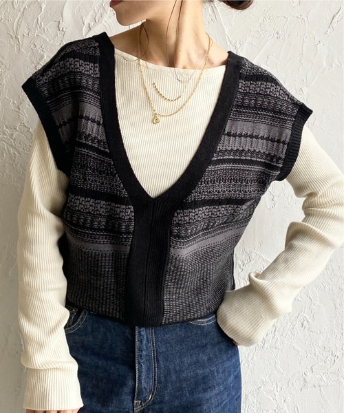 She's Closet(シーズクローゼット)の「深Vネック配色ジャガード柄ショートニットベスト(ベスト・レディース・アイボリー/グレー/ブラウン・FREE)」の2枚目の写真