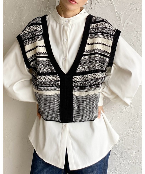 She's Closet(シーズクローゼット)の「深Vネック配色ジャガード柄ショートニットベスト(ベスト・レディース・アイボリー/グレー/ブラウン・FREE)」の4枚目の写真