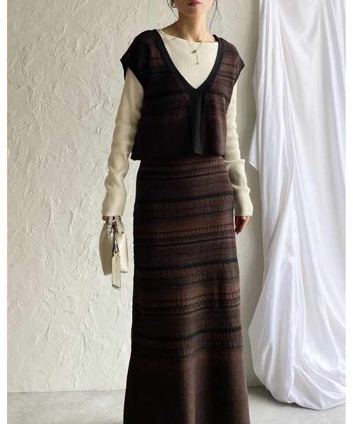 She's Closet(シーズクローゼット)の「深Vネック配色ジャガード柄ショートニットベスト(ベスト・レディース・アイボリー/グレー/ブラウン・FREE)」の17枚目の写真