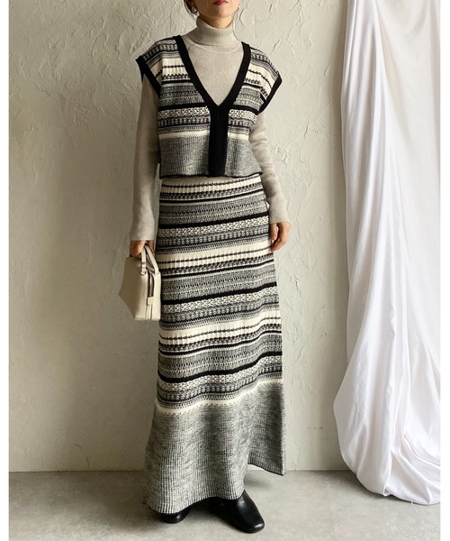 She's Closet(シーズクローゼット)の「深Vネック配色ジャガード柄ショートニットベスト(ベスト・レディース・アイボリー/グレー/ブラウン・FREE)」の20枚目の写真