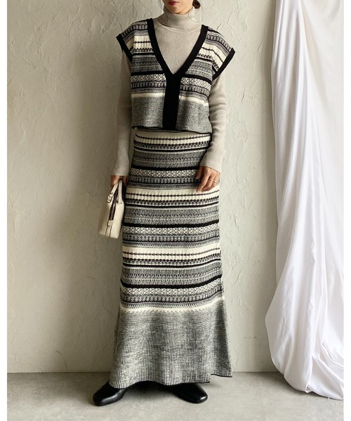 She's Closet(シーズクローゼット)の「深Vネック配色ジャガード柄ショートニットベスト(ベスト・レディース・アイボリー/グレー/ブラウン・FREE)」の21枚目の写真