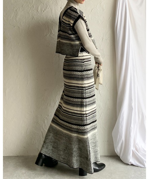 She's Closet(シーズクローゼット)の「深Vネック配色ジャガード柄ショートニットベスト(ベスト・レディース・アイボリー/グレー/ブラウン・FREE)」の22枚目の写真