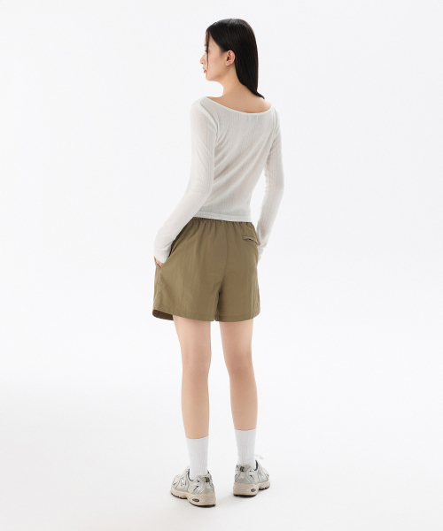 MUSINSA STANDARD WOMAN（ムシンサスタンダードウーマン）の「ウィメンズ ナイロンバンディングショーツ [ダスティベージュ]（その他パンツ・レディース・その他・30/24/26/28）」の3枚目の写真