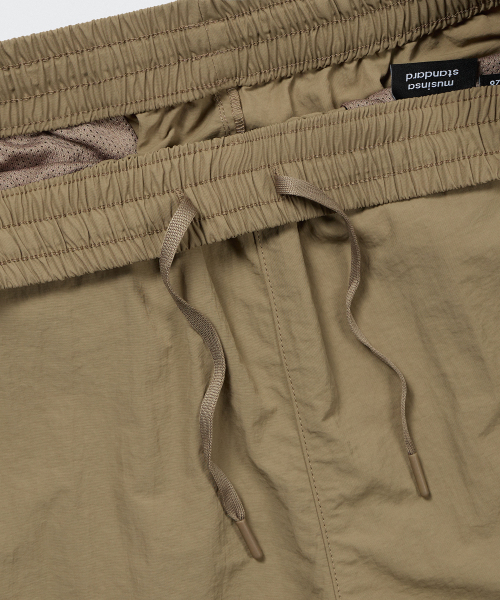 MUSINSA STANDARD WOMAN（ムシンサスタンダードウーマン）の「ウィメンズ ナイロンバンディングショーツ [ダスティベージュ]（その他パンツ・レディース・その他・30/24/26/28）」の4枚目の写真