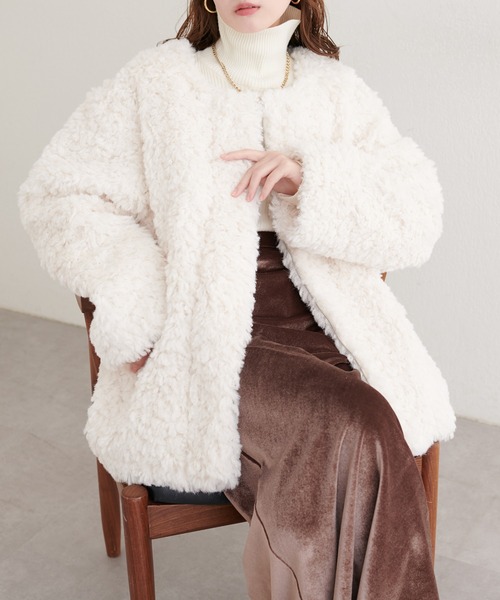 natural couture（ナチュラルクチュール）の「アソートボアＷミドルコート（ノーカラーコート・レディース・グレイッシュベージュ/オフホワイト/ブラウン・FREE）」の8枚目の写真