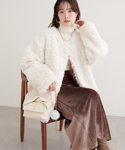 natural couture（ナチュラルクチュール）の「アソートボアＷミドルコート（ノーカラーコート・レディース・グレイッシュベージュ/オフホワイト/ブラウン・FREE）」の9枚目の写真