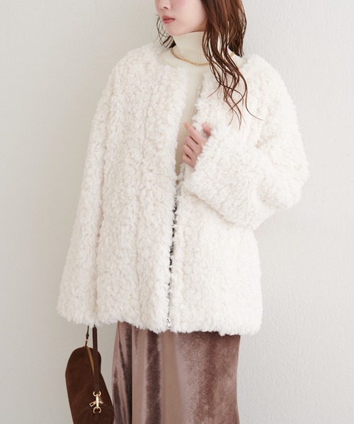 natural couture（ナチュラルクチュール）の「アソートボアＷミドルコート（ノーカラーコート・レディース・グレイッシュベージュ/オフホワイト/ブラウン・FREE）」の4枚目の写真