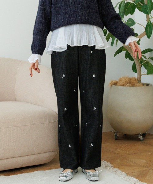 flower(フラワー)の「スノーフラワーデニム(デニムパンツ・レディース・ネイビー/ブラック・SMALL/MEDIUM)」の1枚目の写真
