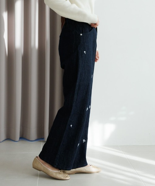 flower(フラワー)の「スノーフラワーデニム(デニムパンツ・レディース・ネイビー/ブラック・SMALL/MEDIUM)」の3枚目の写真