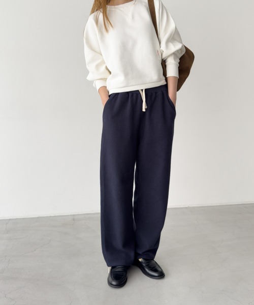 CANAL JEAN(キャナルジーン)の「HARING 裏使い刺繍ジョガーパンツ(スウェットパンツ・レディース・クリーム/ネイビー・ONE SIZE)」の2枚目の写真