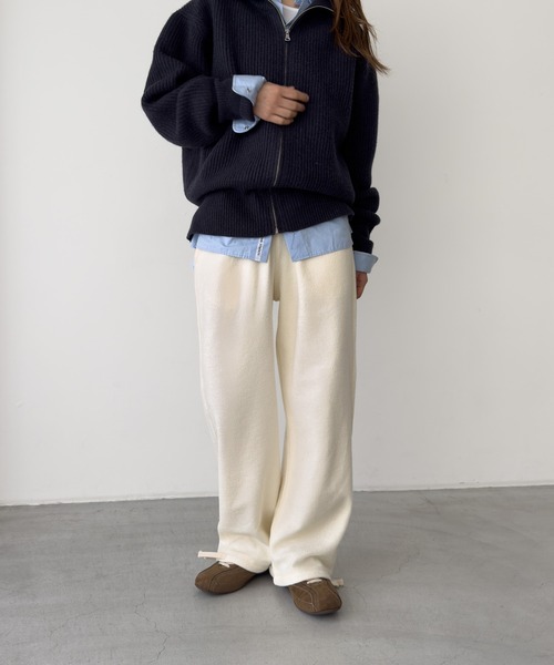 CANAL JEAN(キャナルジーン)の「HARING 裏使い刺繍ジョガーパンツ(スウェットパンツ・レディース・クリーム/ネイビー・ONE SIZE)」の3枚目の写真