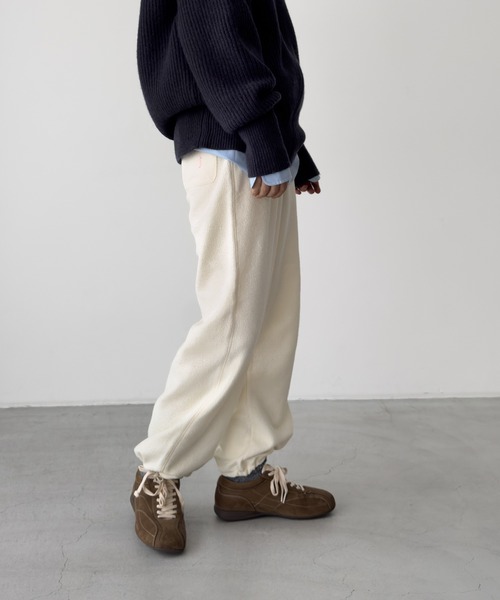 CANAL JEAN(キャナルジーン)の「HARING 裏使い刺繍ジョガーパンツ(スウェットパンツ・レディース・クリーム/ネイビー・ONE SIZE)」の4枚目の写真