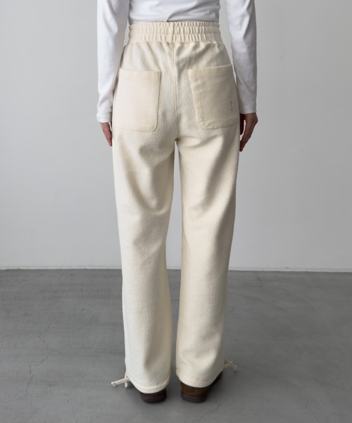 CANAL JEAN(キャナルジーン)の「HARING 裏使い刺繍ジョガーパンツ(スウェットパンツ・レディース・クリーム/ネイビー・ONE SIZE)」の11枚目の写真