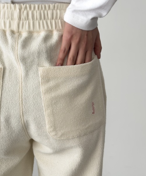 CANAL JEAN(キャナルジーン)の「HARING 裏使い刺繍ジョガーパンツ(スウェットパンツ・レディース・クリーム/ネイビー・ONE SIZE)」の13枚目の写真