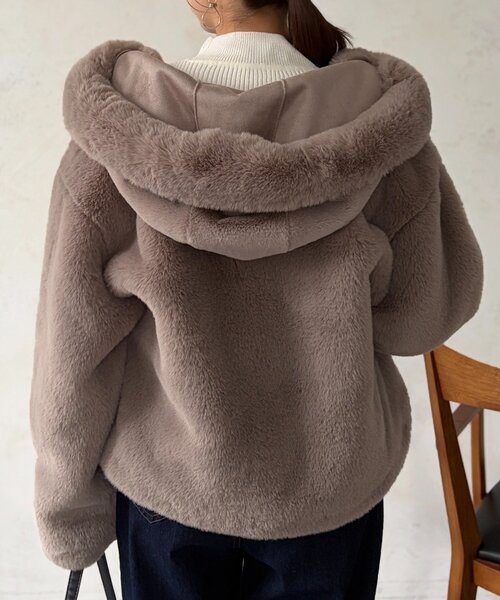 Chez toi(シェトワ)の「ファー×ムートンジャケット(ブルゾン・レディース・グレイッシュベージュ/チャコールグレー/モカ・FREE)」の4枚目の写真