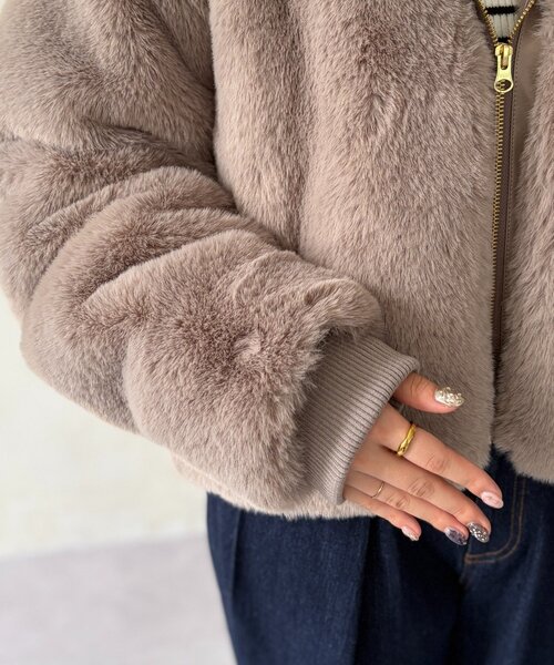 Chez toi(シェトワ)の「ファー×ムートンジャケット(ブルゾン・レディース・グレイッシュベージュ/チャコールグレー/モカ・FREE)」の13枚目の写真