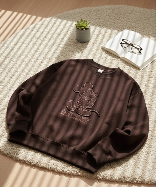 Disney(ディズニー)の「【DISNEY/ディズニー】ミッキーマウスリップルダンボール アップリケ&サガラ刺繍クルーネックトレーナー/ユニセックス(スウェット・レディース・ブラック/オフホワイト/スミクロ/オートミール/ブラウン/ライトグリーン・MEDIUM/LARGE)」の4枚目の写真