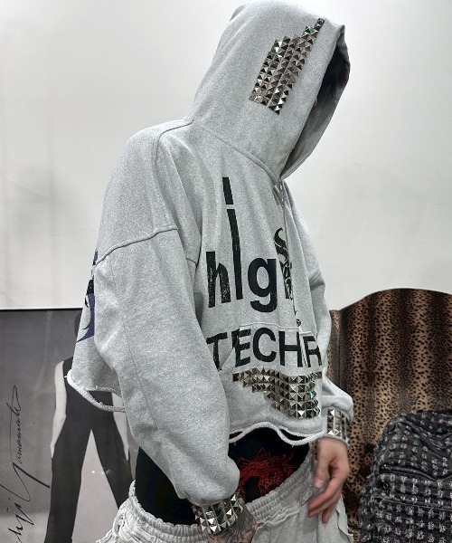 COZY WORLDWIDE(コージーワールドワイド)の「【Cozy world Wide】"TECH G1RL" STUDDED HOODIE / 【コージーワールドワイド】ロゴグラフィックスタッズフードパーカー(パーカー・メンズ・グレー・M/L)」の1枚目の写真