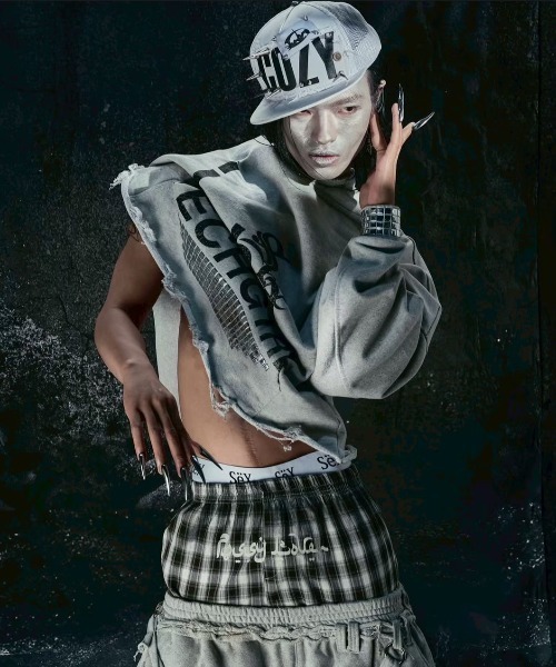 COZY WORLDWIDE(コージーワールドワイド)の「【Cozy world Wide】"TECH G1RL" STUDDED HOODIE / 【コージーワールドワイド】ロゴグラフィックスタッズフードパーカー(パーカー・メンズ・グレー・M/L)」の2枚目の写真