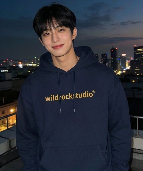 WILDROCK(ワイルドロック)の「スタンダードロゴオーバーサイズフードパーカー_10COL(パーカー・メンズ・ブラック/ベージュ/ネイビー/ブラウン/ピンク/ブルー/アイボリー/ダークグレー/バーガンディー/チャコール・SMALL/MEDIUM/LARGE)」の11枚目の写真