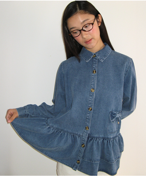 RONRON(ロンロン)の「RIBBON POCKET FRILL DENIM SHIRT BLUE(シャツ/ブラウス・レディース・その他・FREE)」の3枚目の写真