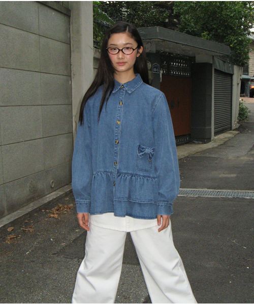 RONRON(ロンロン)の「RIBBON POCKET FRILL DENIM SHIRT BLUE(シャツ/ブラウス・レディース・その他・FREE)」の4枚目の写真