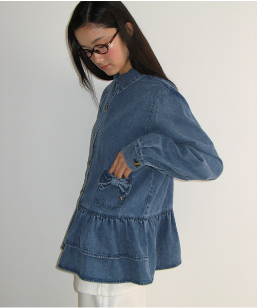 RONRON(ロンロン)の「RIBBON POCKET FRILL DENIM SHIRT BLUE(シャツ/ブラウス・レディース・その他・FREE)」の5枚目の写真