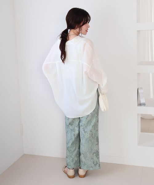 le.coeur blanc（ルクールブラン）の「シアー2WAYオーバーシャツ（シャツ/ブラウス・レディース・ピンク/ホワイト系その他2/オフホワイト/サックスブルー/ネイビー・38）」の13枚目の写真