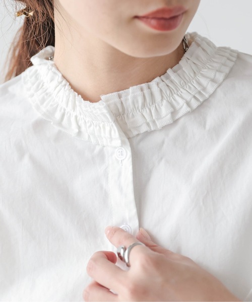 AMELY(エミリー)の「ギャザー フリルネック ブラウス(シャツ/ブラウス・レディース・ブラック/ホワイト・フリー)」の7枚目の写真