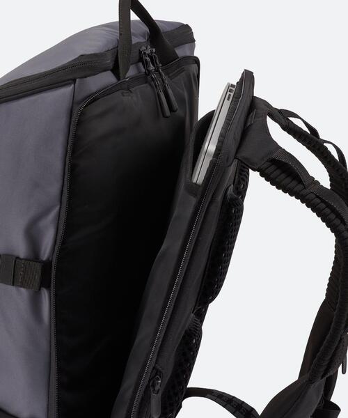 UNDER ARMOUR(アンダーアーマー)の「UAクール バックパック 4.0 30リットル(トレーニング/メンズ/レディース)(バックパック/リュック・レディース・グレー×ホワイト・ONESIZE)」の6枚目の写真