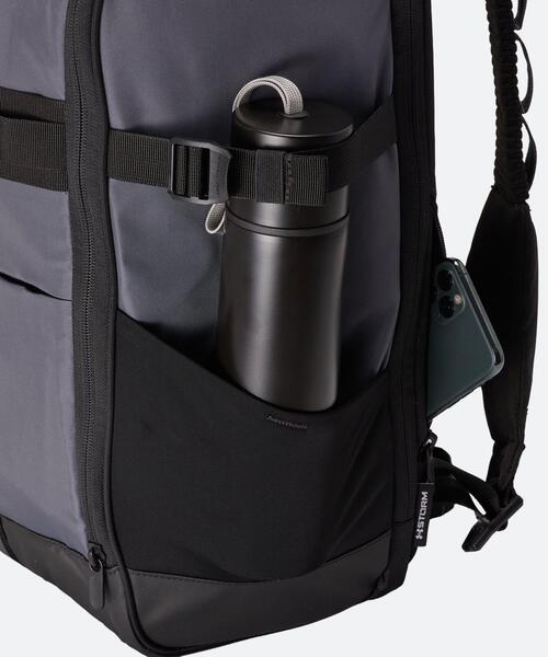 UNDER ARMOUR(アンダーアーマー)の「UAクール バックパック 4.0 30リットル(トレーニング/メンズ/レディース)(バックパック/リュック・レディース・グレー×ホワイト・ONESIZE)」の4枚目の写真