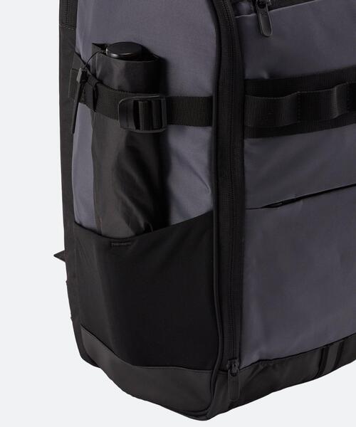UNDER ARMOUR(アンダーアーマー)の「UAクール バックパック 4.0 30リットル(トレーニング/メンズ/レディース)(バックパック/リュック・レディース・グレー×ホワイト・ONESIZE)」の3枚目の写真