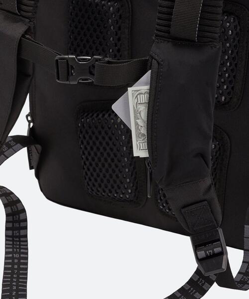 UNDER ARMOUR(アンダーアーマー)の「UAクール バックパック 4.0 30リットル(トレーニング/メンズ/レディース)(バックパック/リュック・レディース・グレー×ホワイト・ONESIZE)」の2枚目の写真