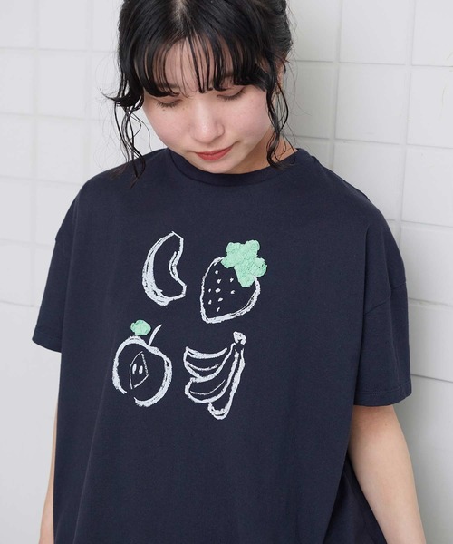 l'atelier du savon(アトリエドサボン)の「フルーツいろいろ テープ刺繍Tシャツ(Tシャツ/カットソー・レディース・ネイビー/サックスブルー/ホワイト・FREE)」の1枚目の写真