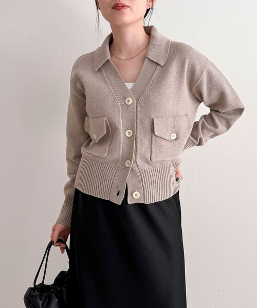 fredy emue（フレディエミュ）の「コットン衿付きVネックカーディガン（カーディガン/ボレロ・レディース・サックスブルー/オフホワイト/ネイビー/グレイッシュベージュ・38）」の2枚目の写真