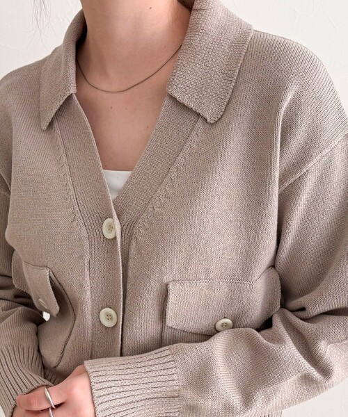 fredy emue（フレディエミュ）の「コットン衿付きVネックカーディガン（カーディガン/ボレロ・レディース・サックスブルー/オフホワイト/ネイビー/グレイッシュベージュ・38）」の12枚目の写真