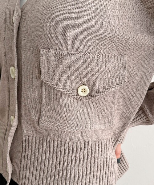 fredy emue（フレディエミュ）の「コットン衿付きVネックカーディガン（カーディガン/ボレロ・レディース・サックスブルー/オフホワイト/ネイビー/グレイッシュベージュ・38）」の19枚目の写真