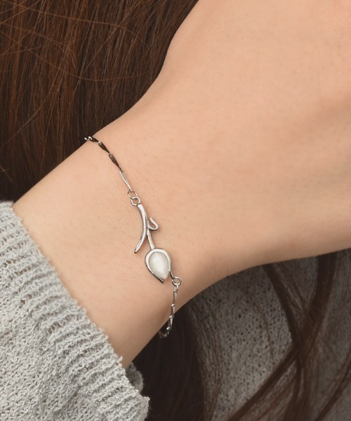 VIBGYOR Women(ヴィブジョー ウィメン)の「【float】チューリップ フラワー モチーフシンプル ブレスレット(ブレスレット・レディース・シルバー・FREE)」の2枚目の写真