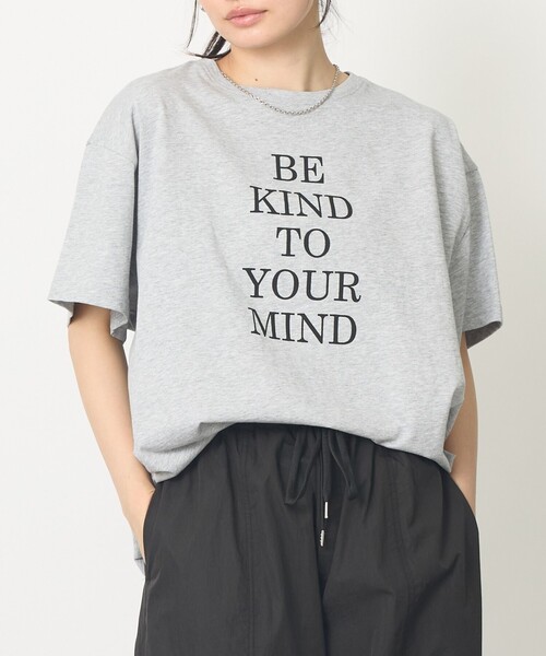 abahouse mavie(アバハウスマヴィ)の「【裾タック】ロゴタックTシャツ/半袖/大人カジュアル/体型カバー(Tシャツ/カットソー・レディース・グレー/ホワイト・フリー)」の2枚目の写真