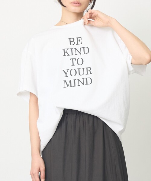 abahouse mavie(アバハウスマヴィ)の「【裾タック】ロゴタックTシャツ/半袖/大人カジュアル/体型カバー(Tシャツ/カットソー・レディース・グレー/ホワイト・フリー)」の1枚目の写真