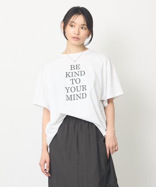 abahouse mavie(アバハウスマヴィ)の「【裾タック】ロゴタックTシャツ/半袖/大人カジュアル/体型カバー(Tシャツ/カットソー・レディース・グレー/ホワイト・フリー)」の6枚目の写真